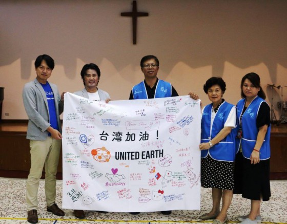 黎明教養院に台湾を応援する寄せ書きをお渡ししている写真
