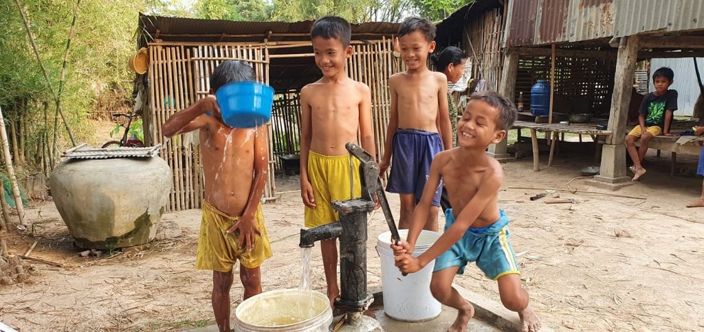 カンボジア井戸建設支援の模様